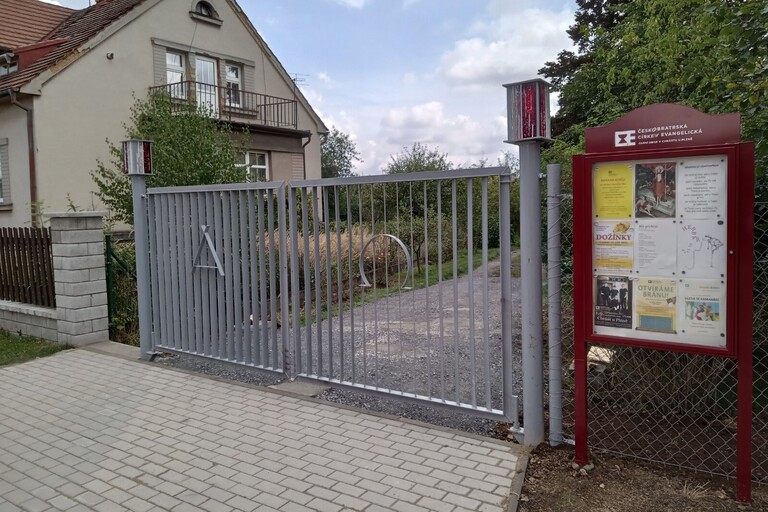 V Chrástu otevřou bránu podle návrhu Davida Vávry