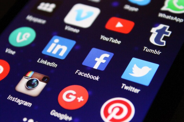 sociální sítě Facebook Instagram telefon mobil smartphone