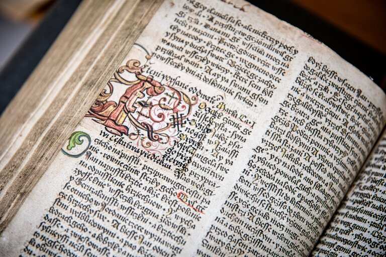 Archivní NEJ: Nejstarší kniha v našem archivu je Bible pražská