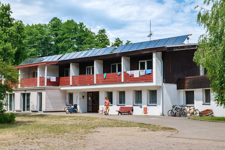 Instalace fotovoltaiky a tepelných čerpadel v táboře J. A. Komenského