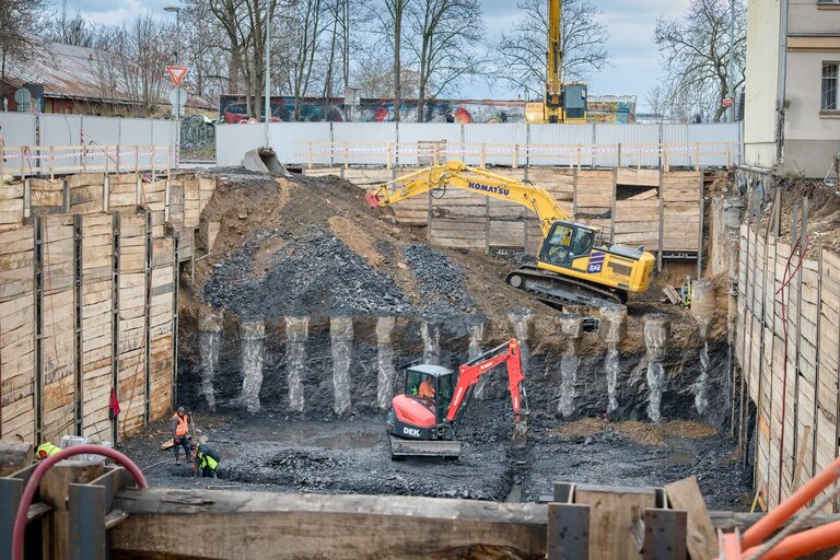 Nová školní budova v Holešovicích už roste ze země