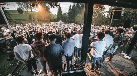 Letní koncert pod širým nebem byl součástí každoročního kalendáře kulturních akcí, jejichž cílem je posilovat vztahy v komunitě v Pusté Rybné a okolí. Foto David Podrábský